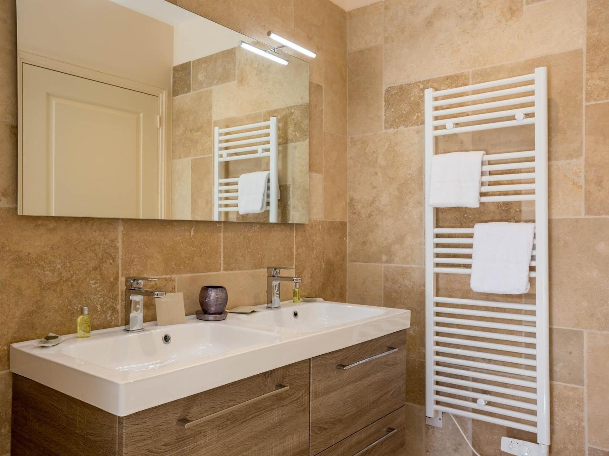 Le Cara - 4 Appartements Calmes Et Chics Au Coeur De Beaune بون الغرفة الصورة