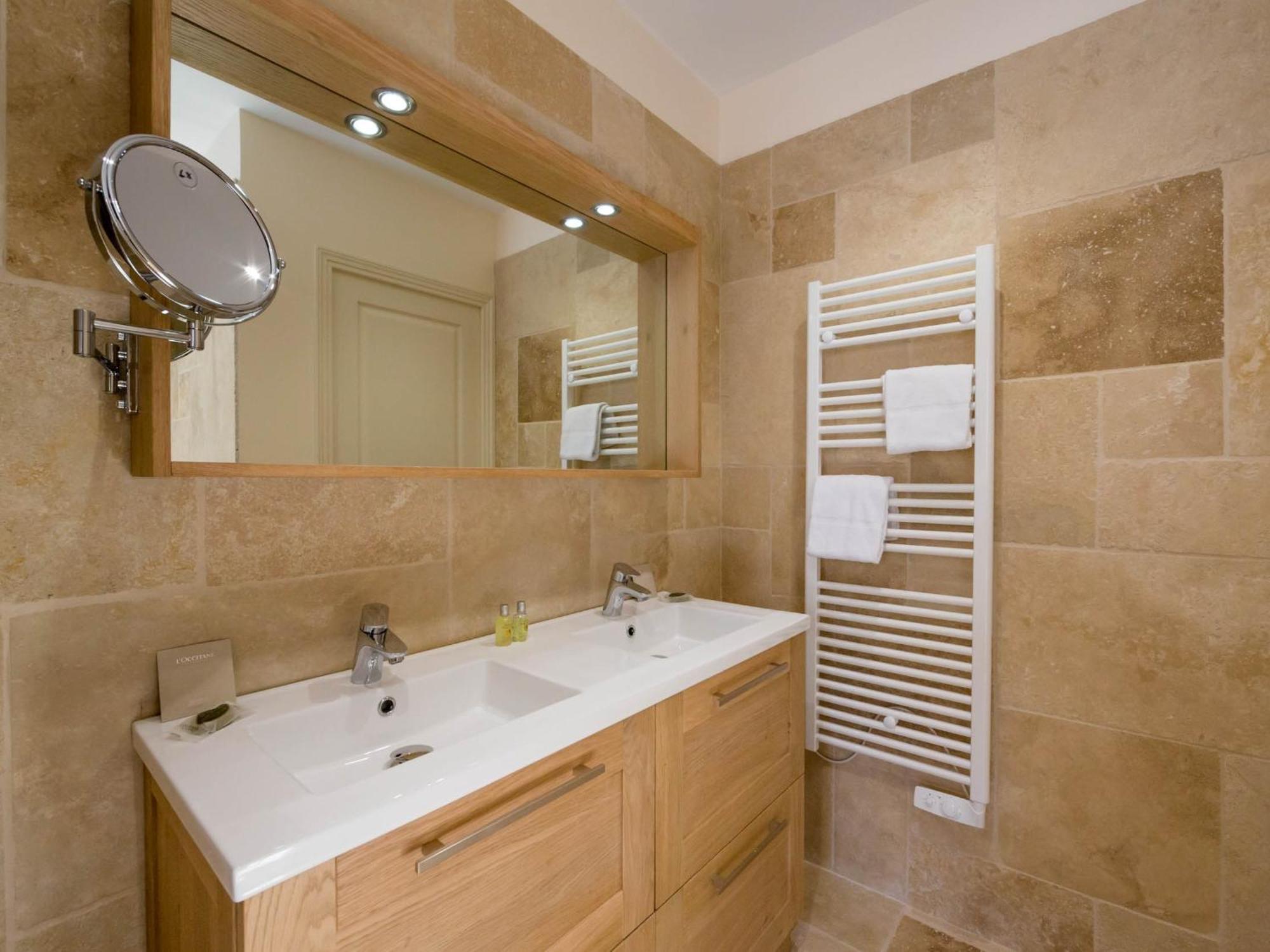 Le Cara - 4 Appartements Calmes Et Chics Au Coeur De Beaune بون الغرفة الصورة